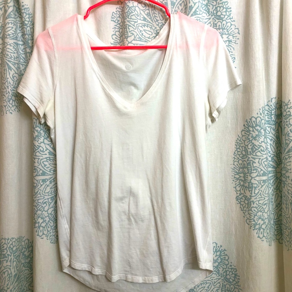 White lulu vneck size 6